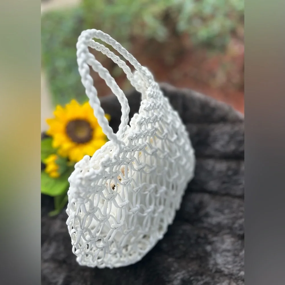 White unused 6x6 summer purse, includes a zip wallet. - Picture 2 of 3